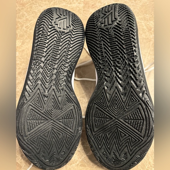 Nike Kyrie Flytrap 6 Basketball Shoes - Picture 7 of 10